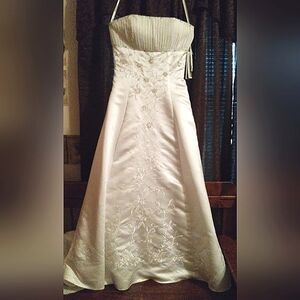 Elegant White Strapless Wedding Gown